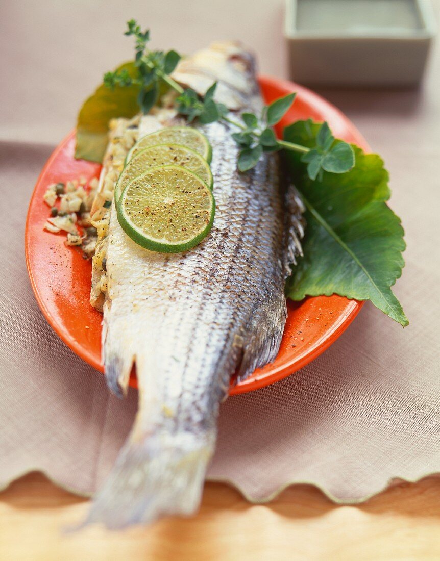 Gebackener Rockfish mit Limettenscheiben