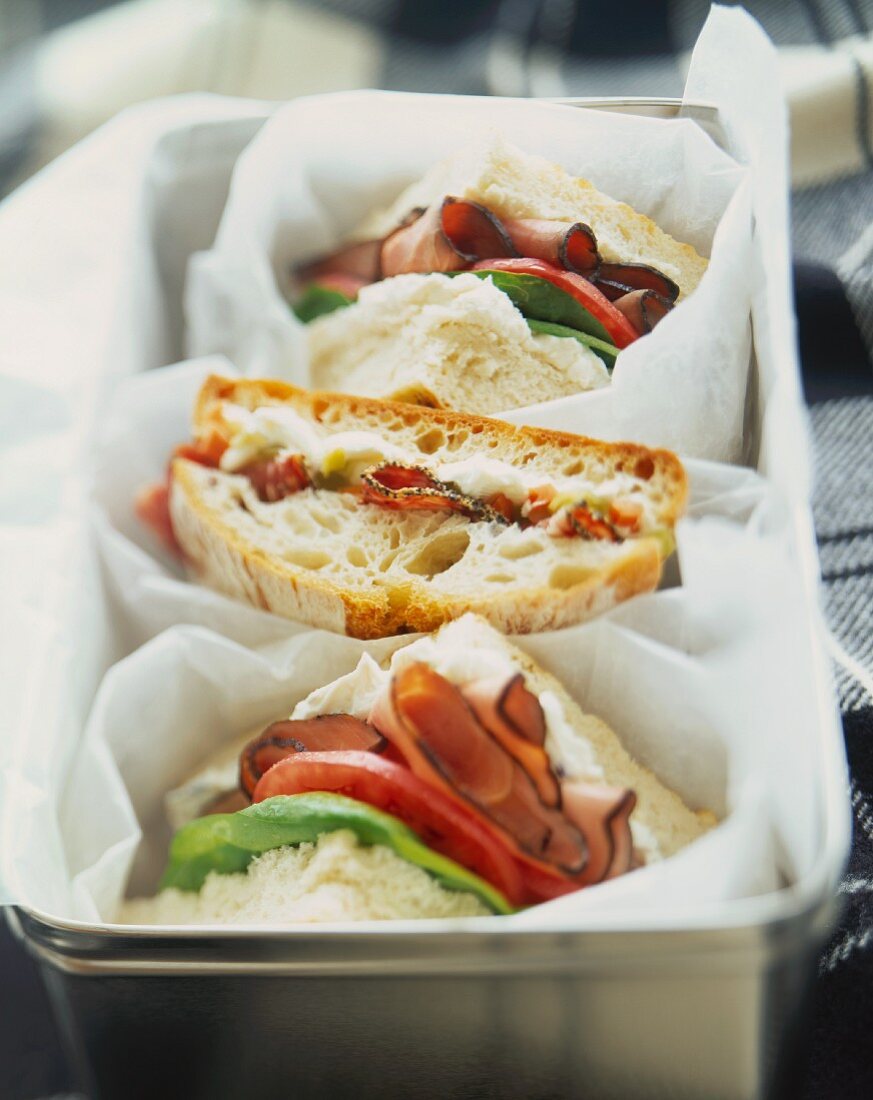 Drei Sandwiches in Metallbox