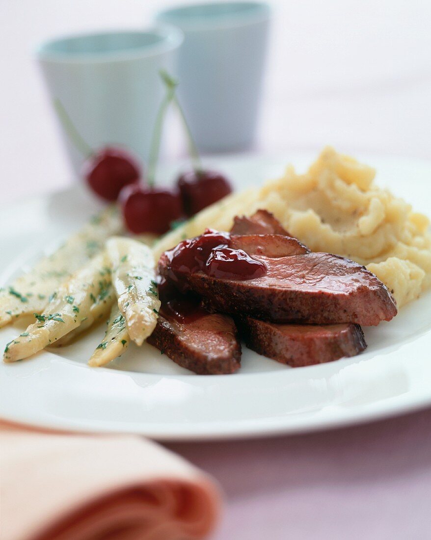 Rinderbrust mit Kartoffelpüree, Spargel und Kirschsauce