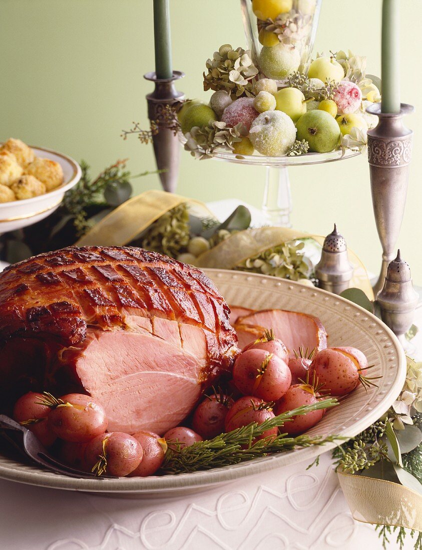 Glasierter Schinken mit Kartoffen zu Weihnachten