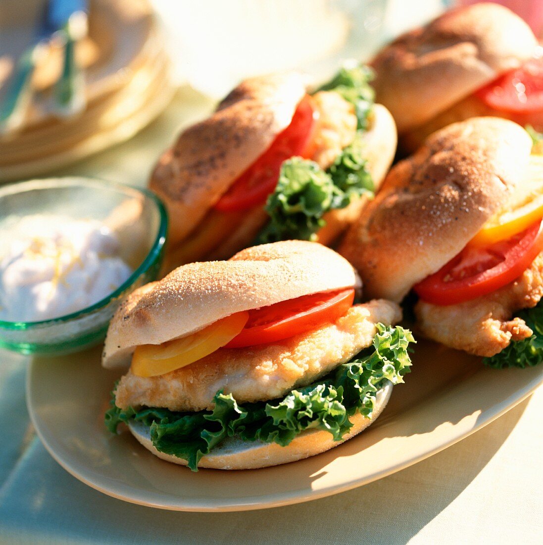 Sandwiches mit Hähnchenschnitzel, Tomaten und Salat