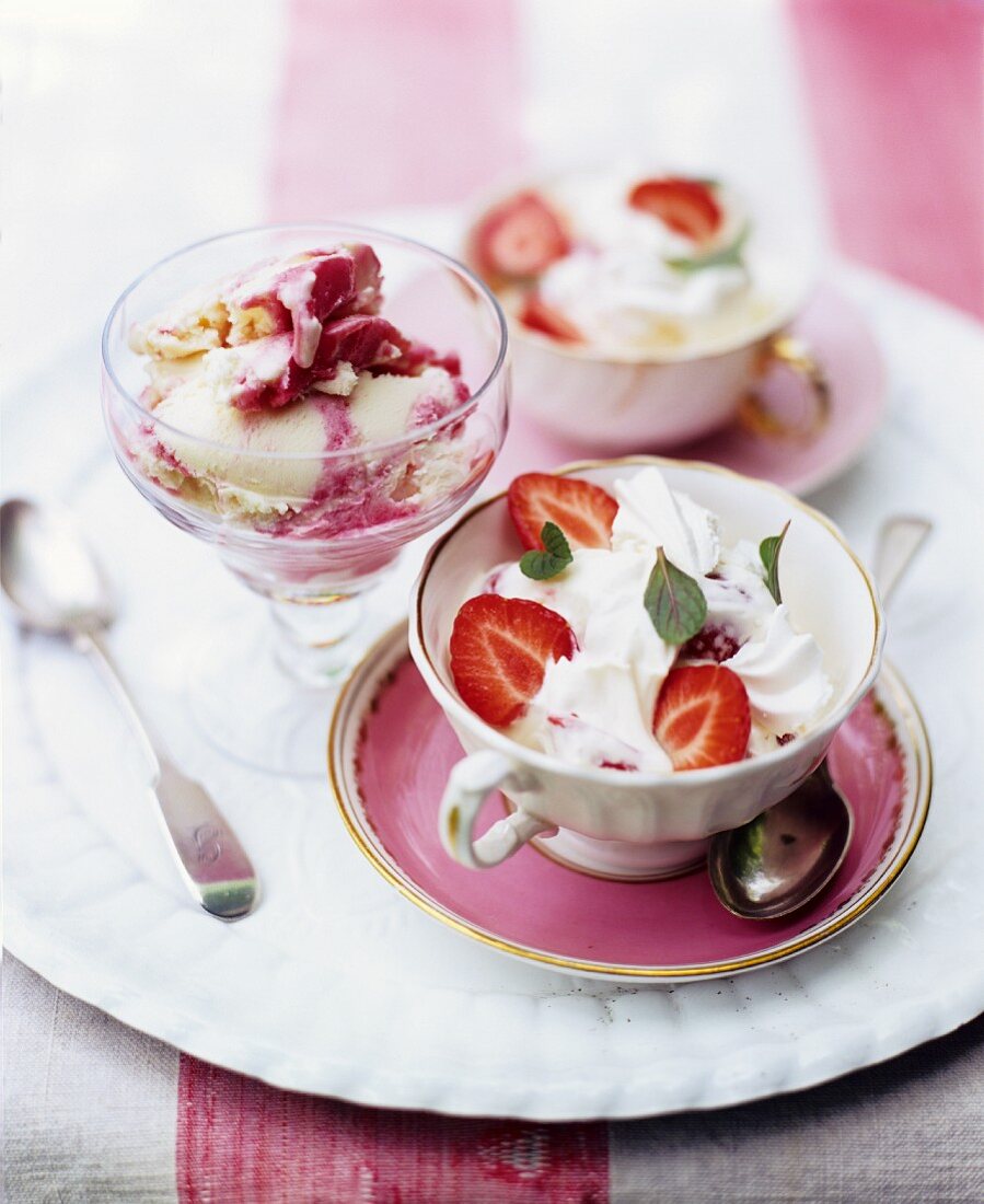 Erdbeeren mit Sahne und Vanille-Beeren-Eis