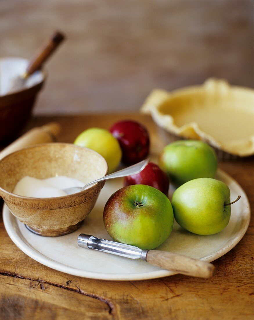 Zutaten für Apfelkuchen (Apfel, Zucker, Mürbeteigboden)