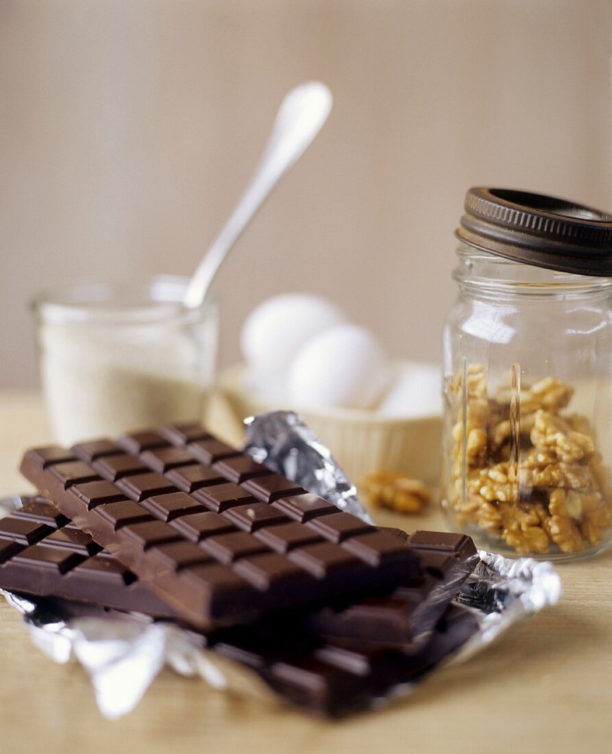 Zutaten für Brownie: Schokolade, Walnüsse, Eier und Zucker