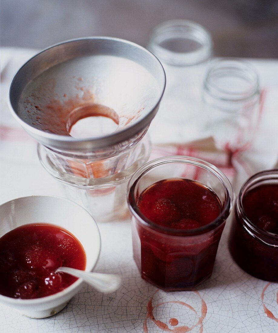 Erdbeermarmelade in Gläsern füllen