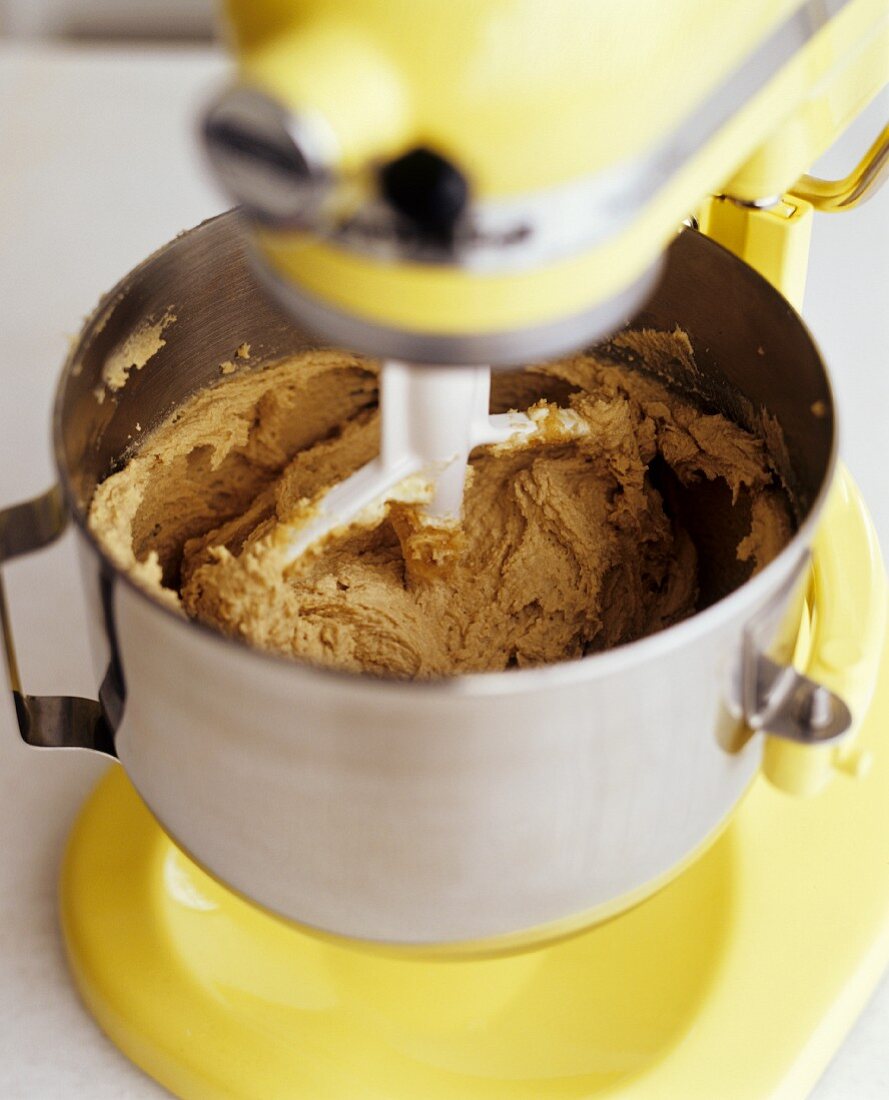 Teig für Chocolate Chip Cookies mit einer Küchenmaschine zubereiten