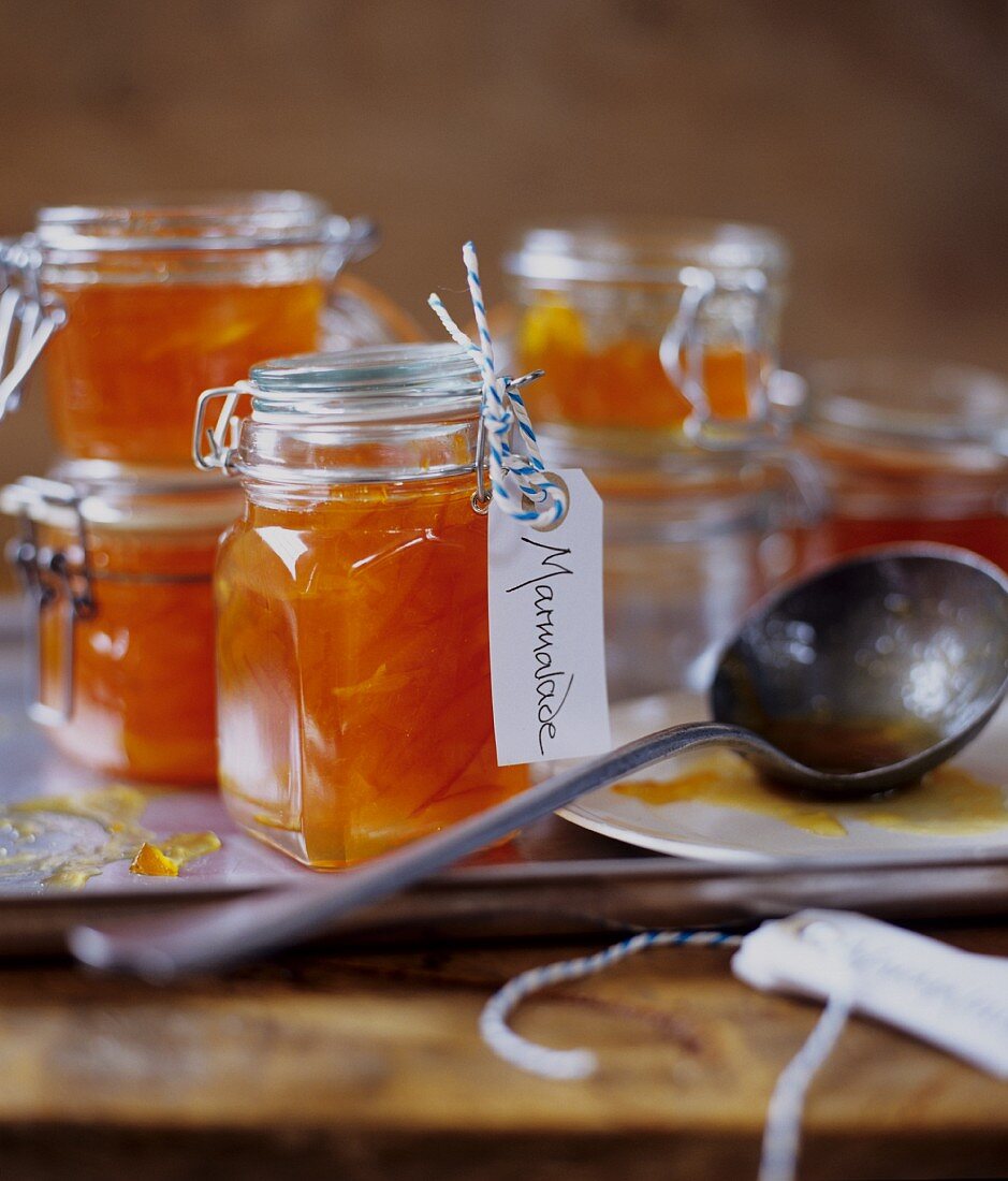 Selbstgemachte Orangenmarmelade in Gläsern