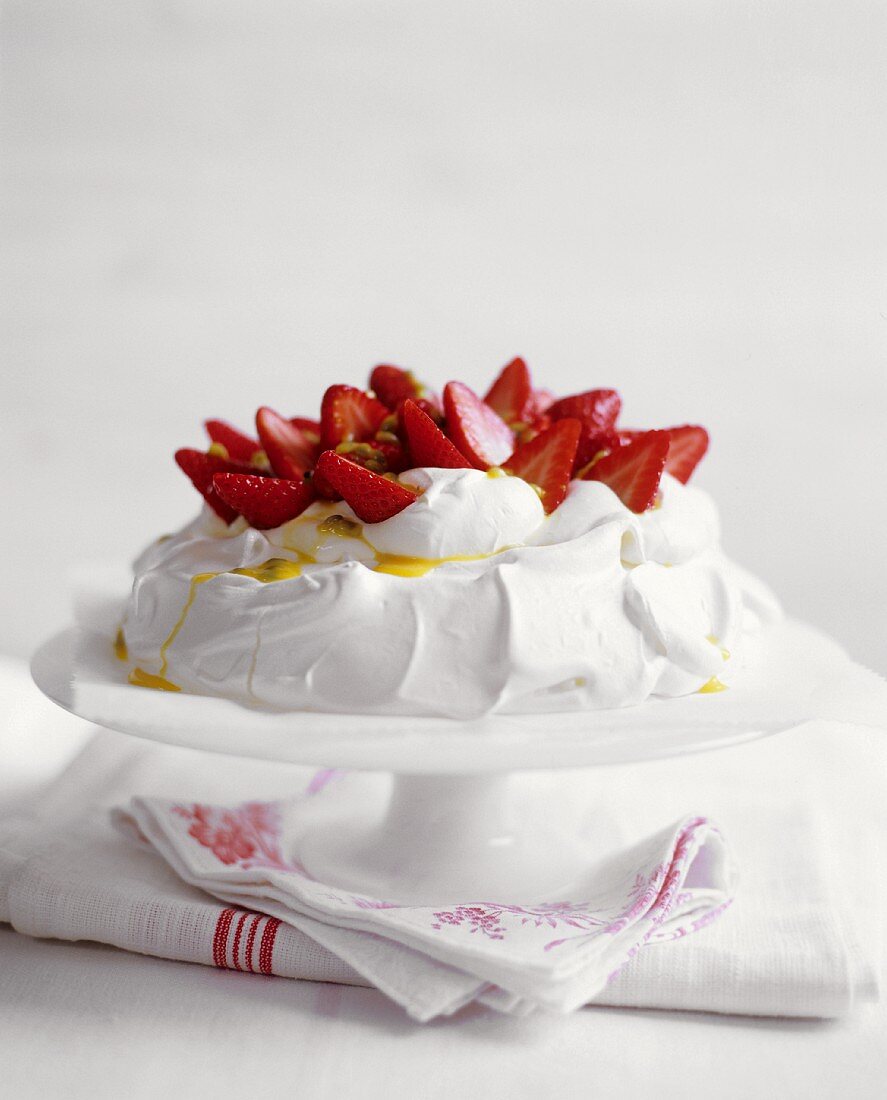 Erdbeer-Baiser-Dessert mit Passionsfruchtsauce