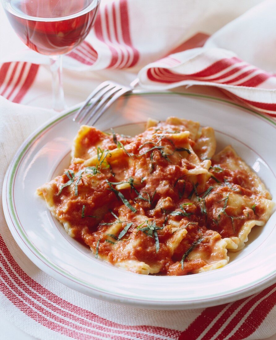 Ravioli mit Tomatensauce und Basilikum