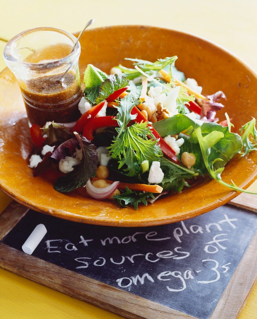 Omega-3 Salat mit Salatsauce in einem Glässchen