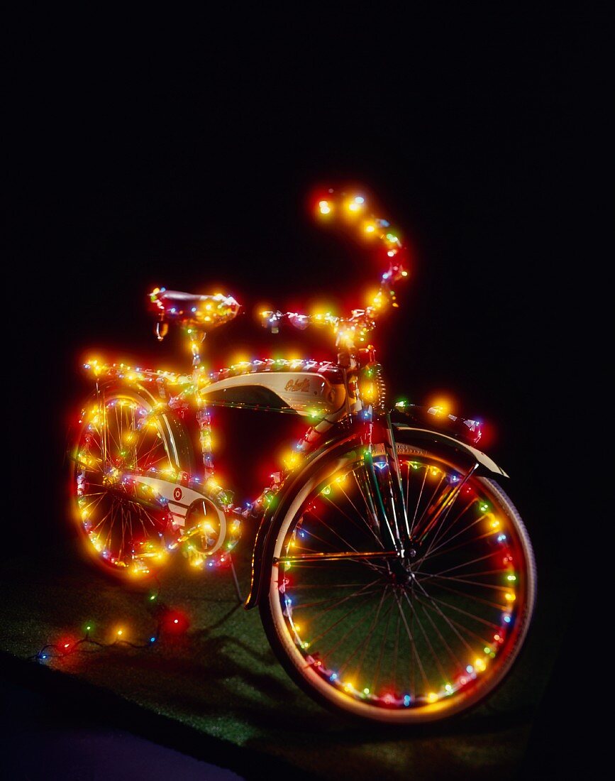Ein Fahrrad mit bunter Weihnachtsbeleuchtung