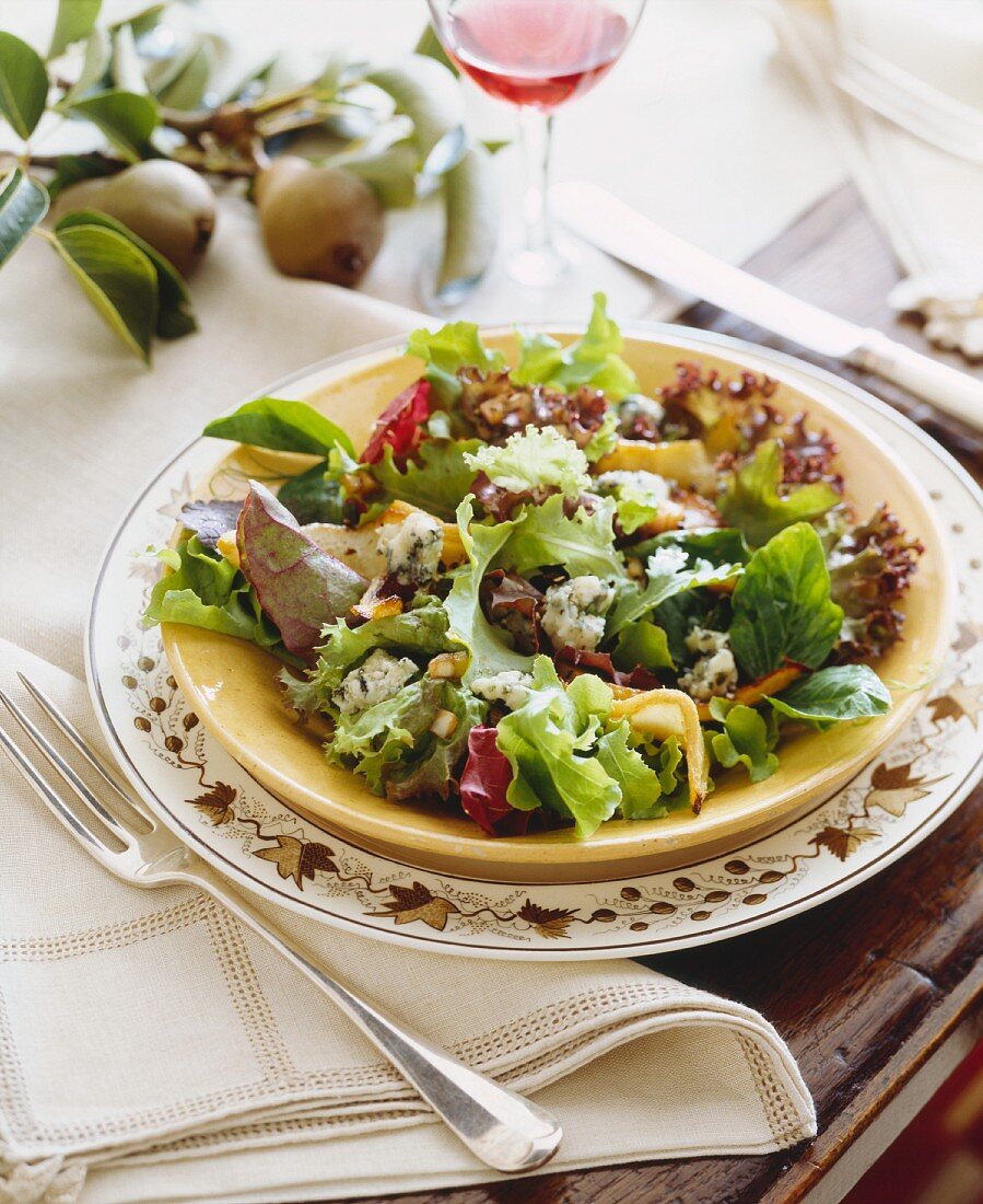 Mixed salad with blue cheese