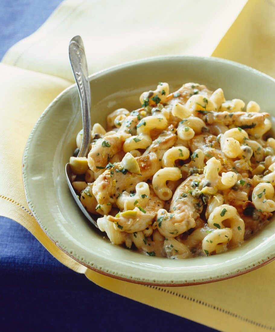 Pasta al pollo con le olive (Nudeln mit Hähnchen & Oliven)