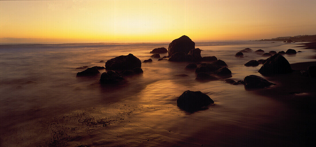 Felsen am Strand bei Sonnenuntergang, Ile de la Reunion, Indischer Ozean, Afrika