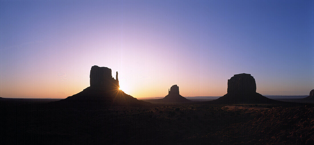 Felsformation bei Sonnenaufgang, Monument Valley, Arizona, USA