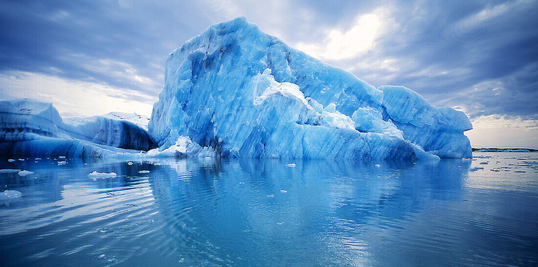 Jökulsarion Gletscher unter dunklen Wolken, Island