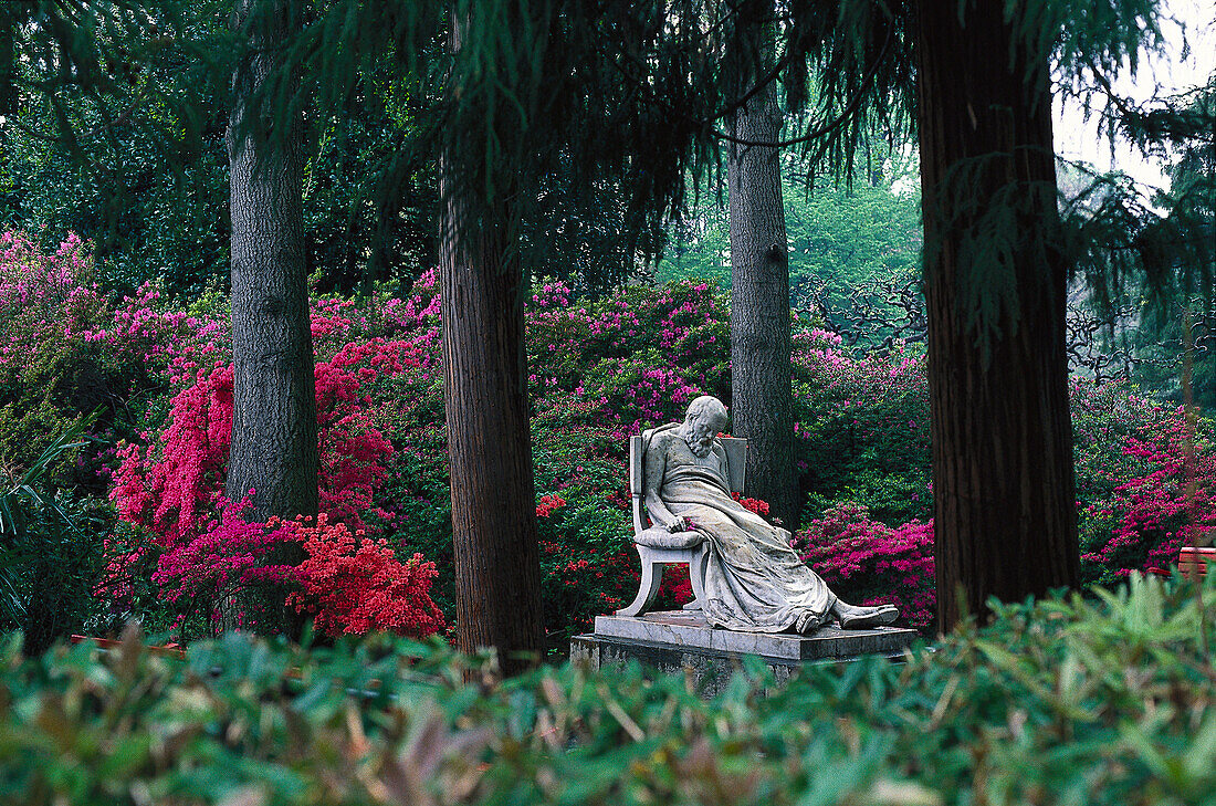 Schlafende Statue im Park, Lugano, Tessin, Schweiz