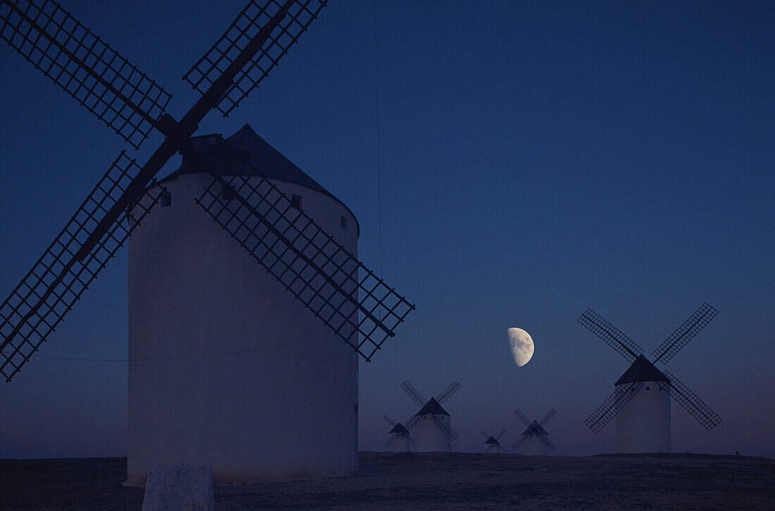 Windmühlen im Mondlicht bei Nacht, La Mancha, Kastilien, Spanien, Europa