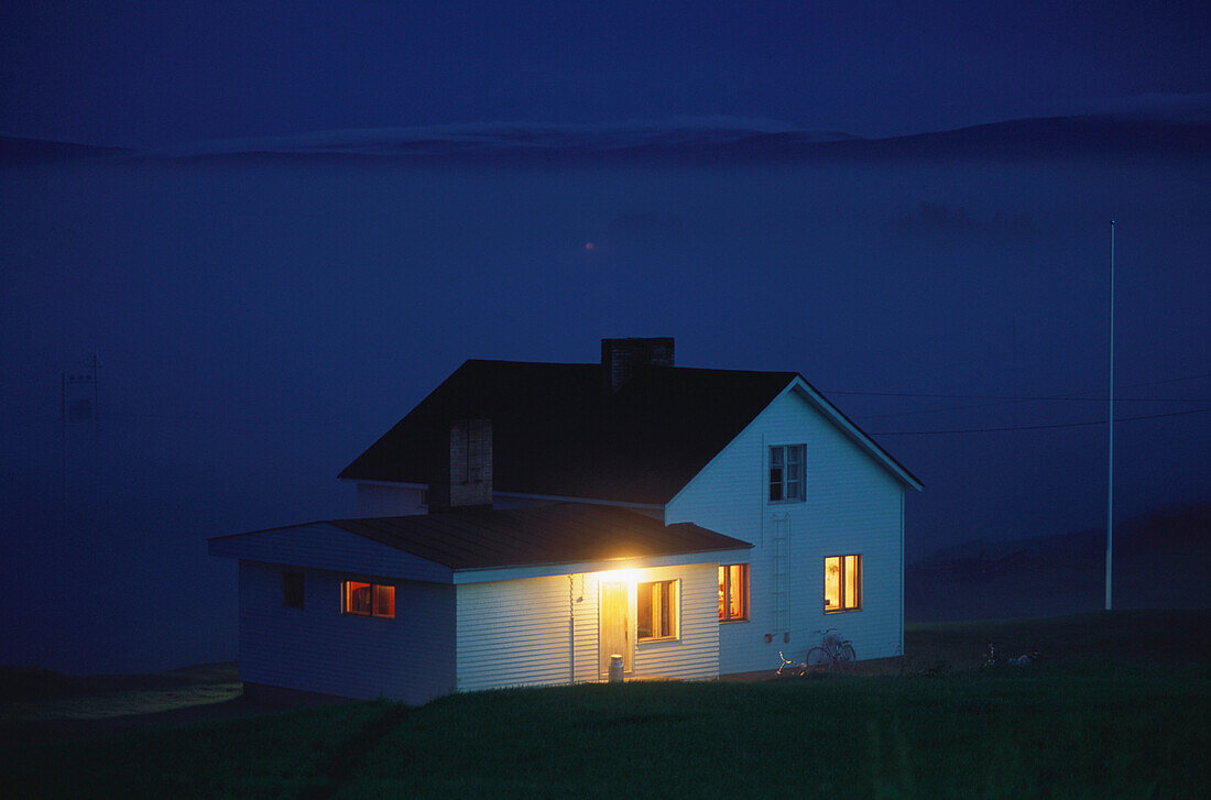 Beleuchtetes Haus am Abend, Nordfinnland, Finnland