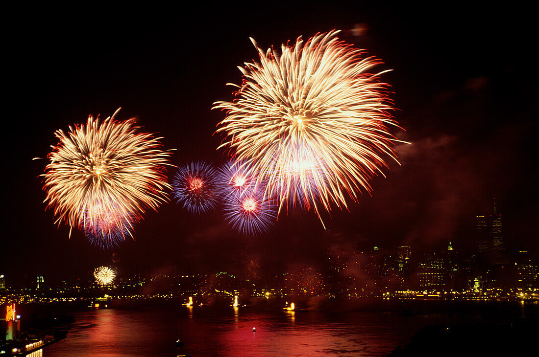 Feuerwerk New York, USA License image 70001847 lookphotos