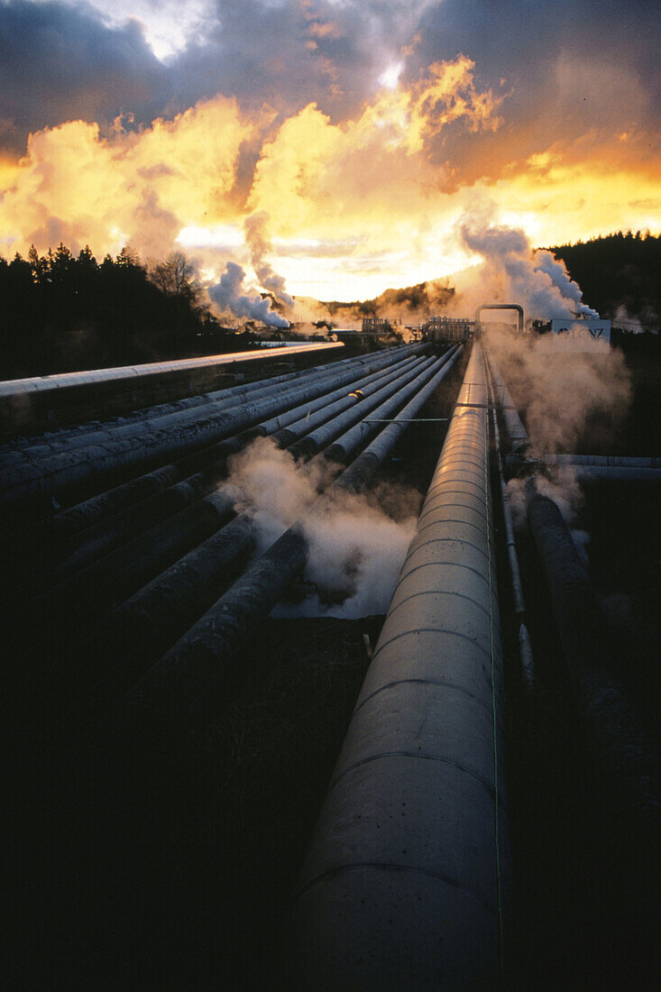 Thermal Kraftwerk bei Sonnenuntergang, Neuseeland, Ozeanien