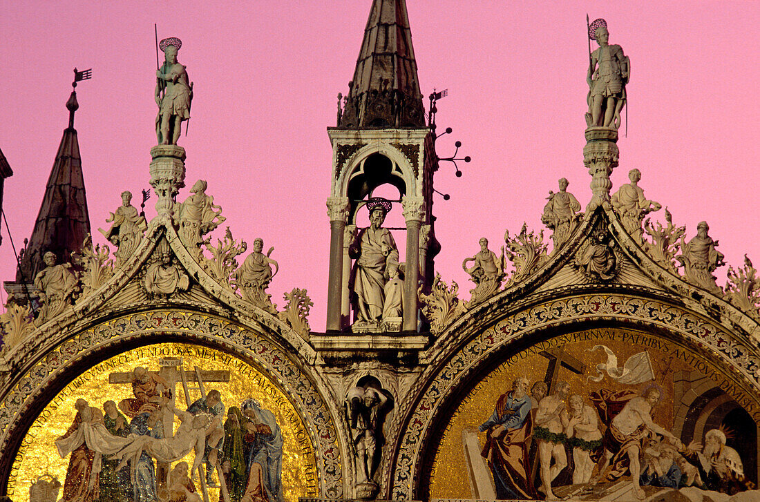 Statuen und Mosaik an der Basilika San Marco im Abendrot, Venedig, Italien, Europa