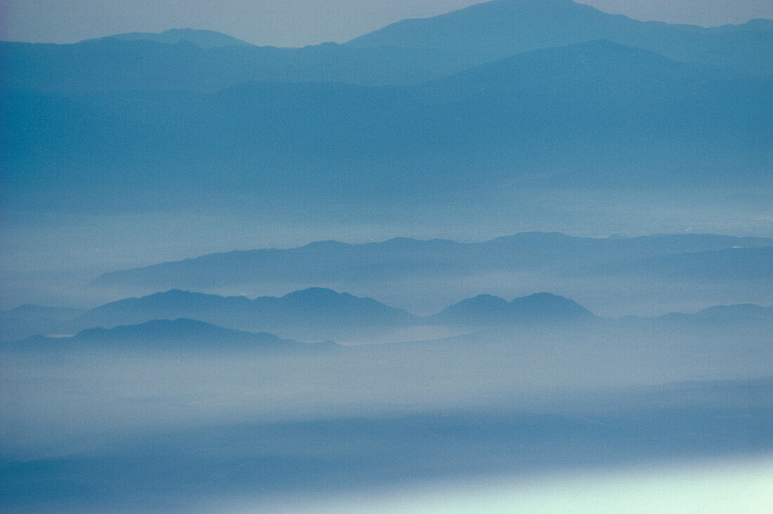 Berge im Nebel, Kalifornien, USA