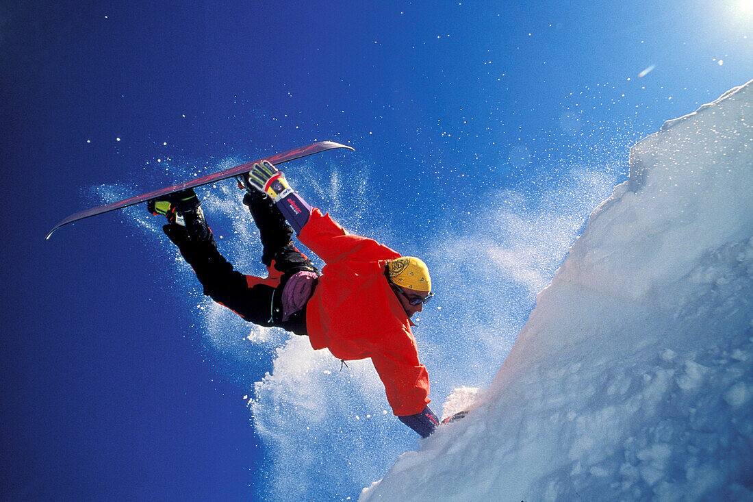 Akrobatischer Sprung eines Snowboarders