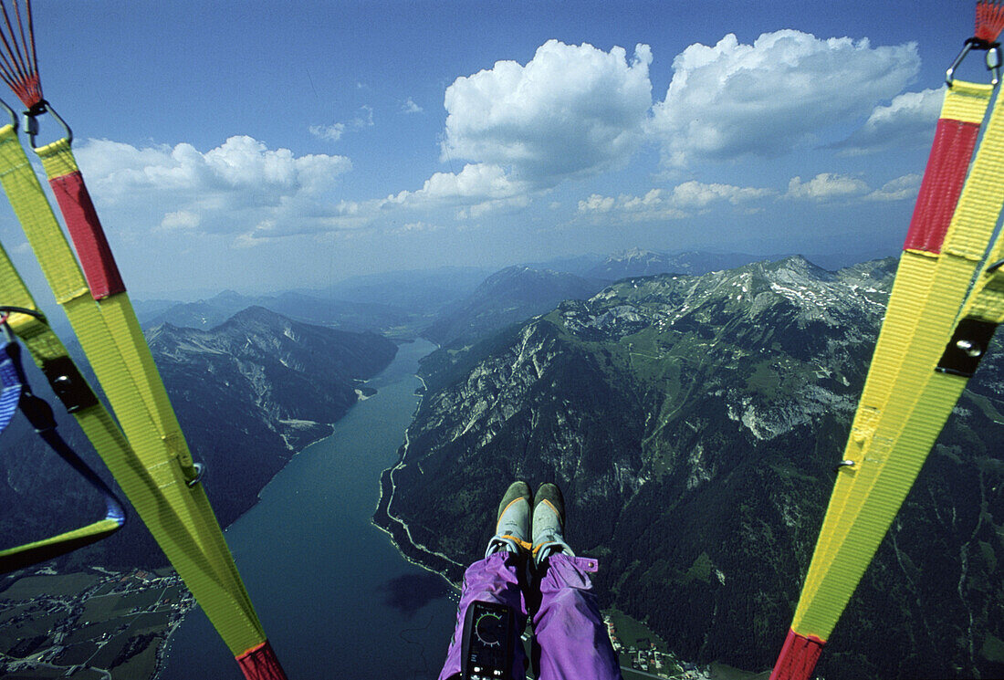 Paraglider über dem Achensee, Bayern, Deutschland, Europa