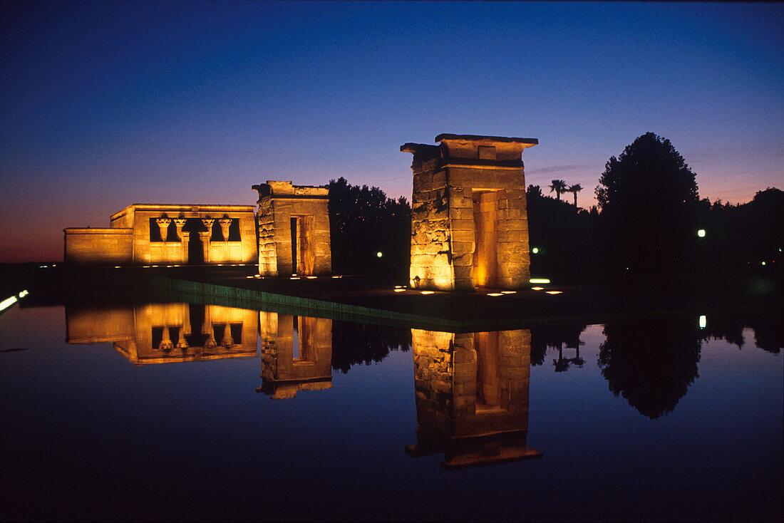 Tempel von Debod, ein alt ägyptischer Tempel bei Nacht, Parque del Oeste, Madrid, Spanien