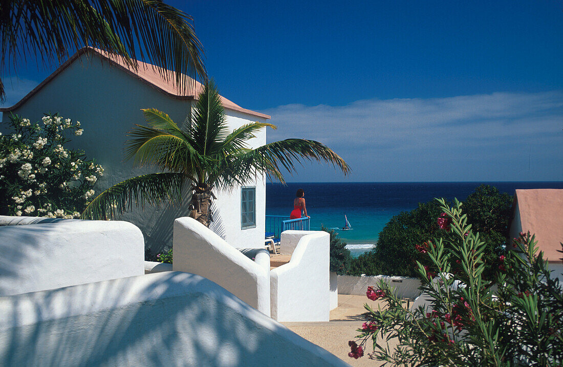 Frau vor einem Ferienhaus mit Meerblick, Sotavento, Jandia, Fuerteventura, Kanarische Inseln, Spanien, Europa