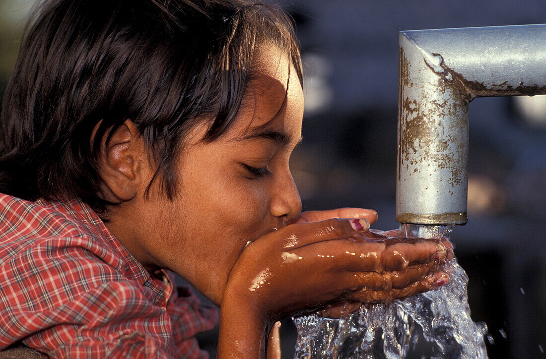 Kind trinkt Wasser, Rajasthan, Indien, Asien