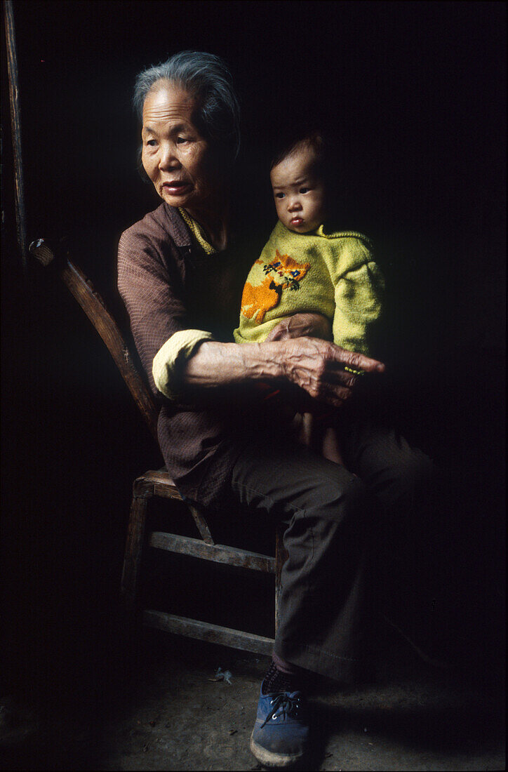 Alte chinesische Frau mit Kind, Yangtsekiang Insel, Fengdu, China