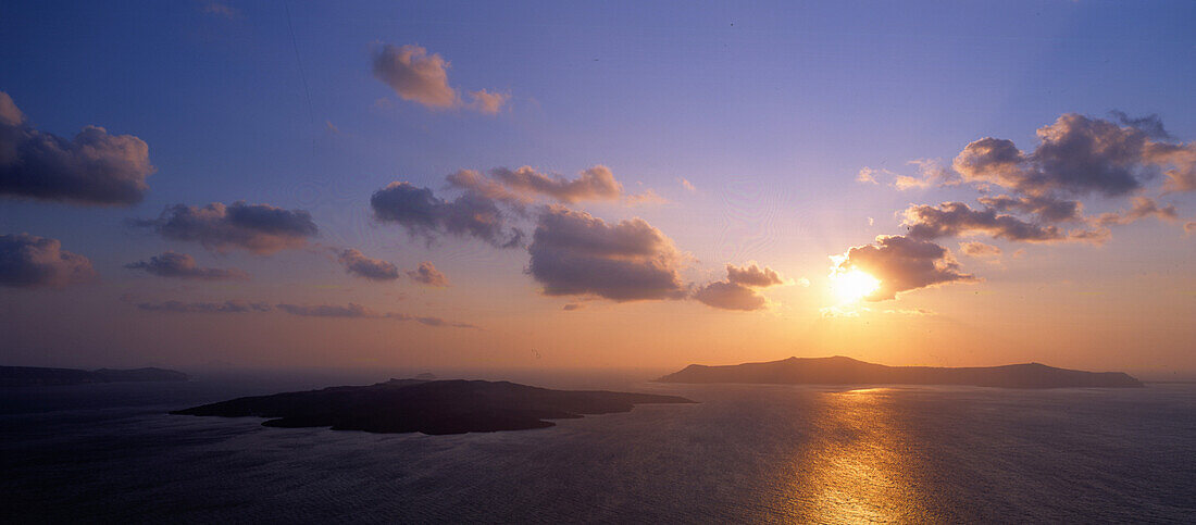 Luftaufnahme von Nea Kameni und Theresia Inseln bei Sonnenuntergang, Santorin, Griechenland