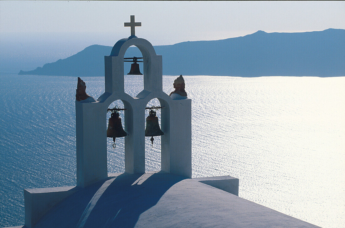 Glockenturm von Imerovigli und Meer im Sonnenlicht, Santorin, Griechenland, Europa