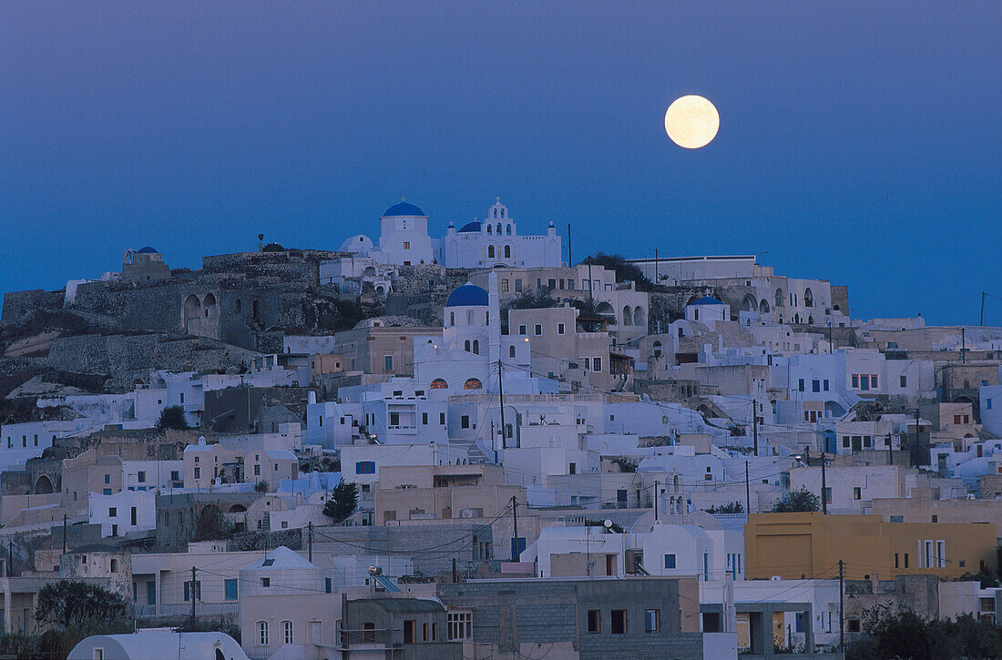 Stadt auf einem Hügel bei Mondaufgang, Pyrgos, Santorin, Griechenland