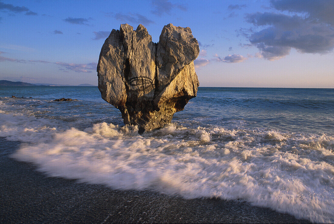 Ein einzelner Fels ragt aus der Brandung, Kreta, Griechenland