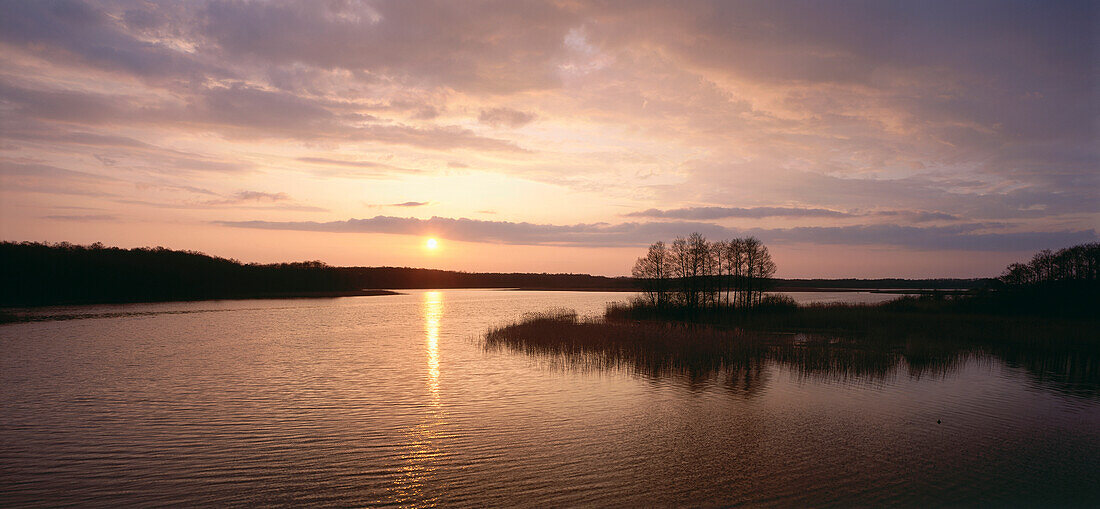 Idyllischer See bei Sonnenuntergang, Masurische Seenplatte, Masuren, Polen