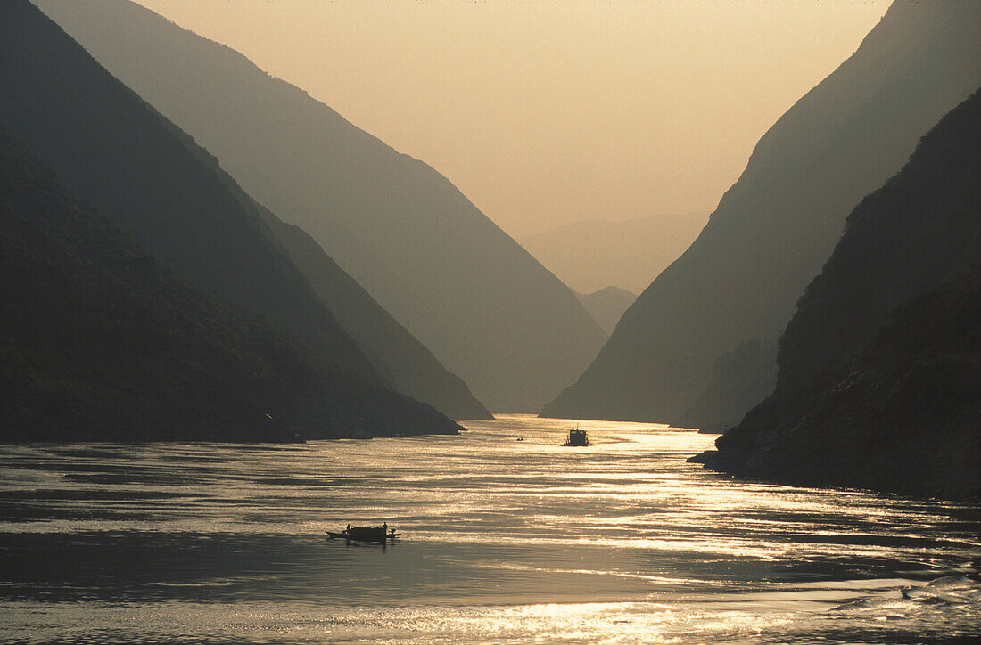 Fluss in der Wu Schlucht im Abendlicht, Yangtsekiang, China, Asien