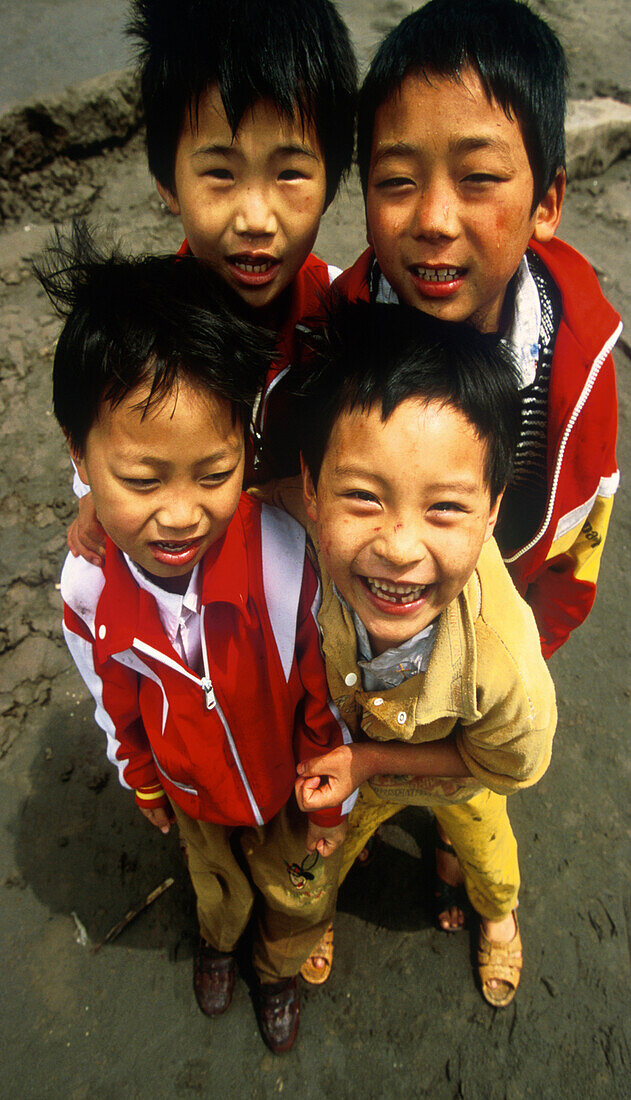 Kinder am Yangtsekiang China