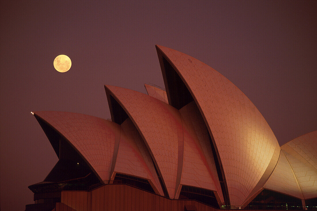 Vollmond über dem Opera House am Abend, Sydney, New South Wales, Australien