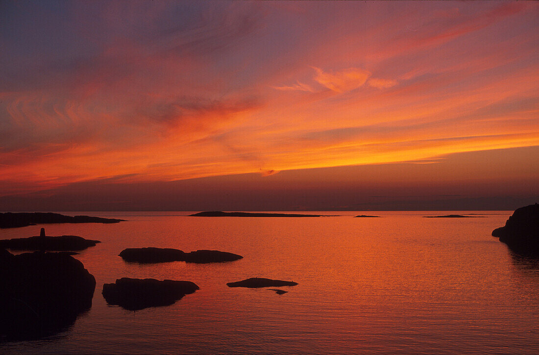 Blick über Meer und Schären bei Sonnenuntergang, Schweden, Europa