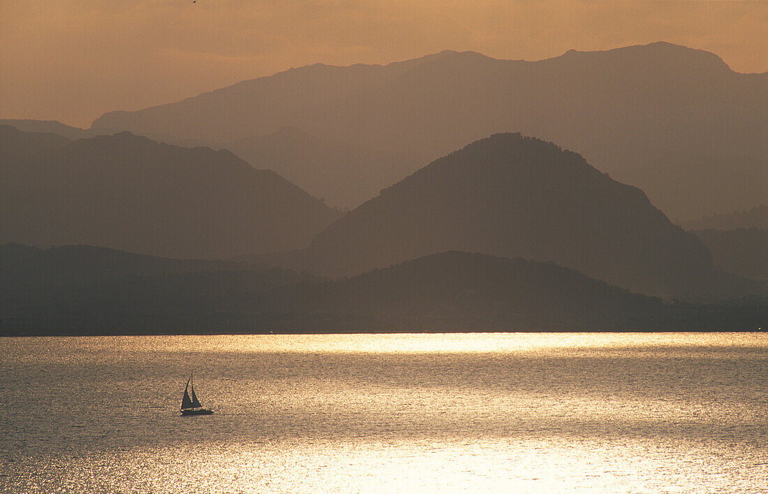 Segelboot vor der Küste in der Abenddämmerung, Sierra de Tramuntana, Mallorca, Spanien, Europa