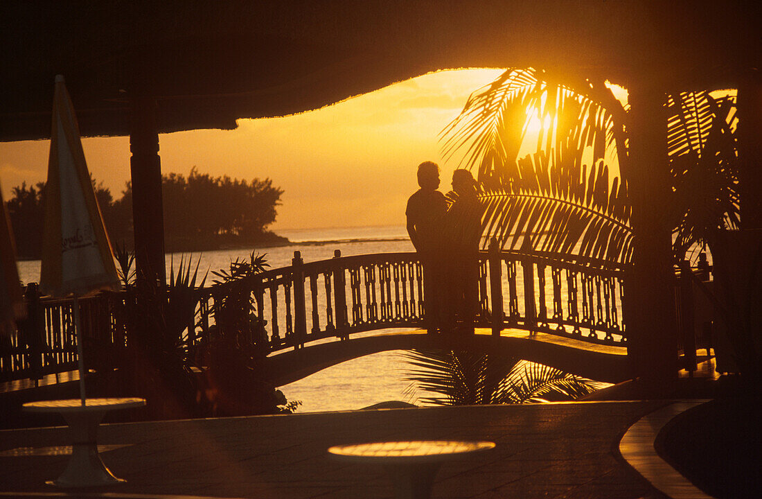 Paar auf Brücke im Sonnenuntergang, Royal Palm Hotel, Mauritius