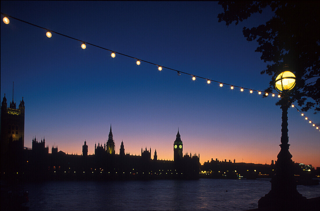 Houses of Parliament at the Thames at night, London, England, Great Britain, Europe