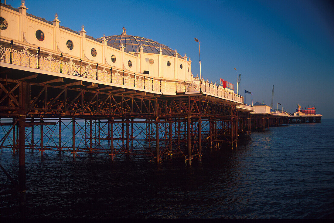 Blick auf den Palace Pier im Sonnenlicht, Brighton, Sussex, England, Grossbritannien, Europa