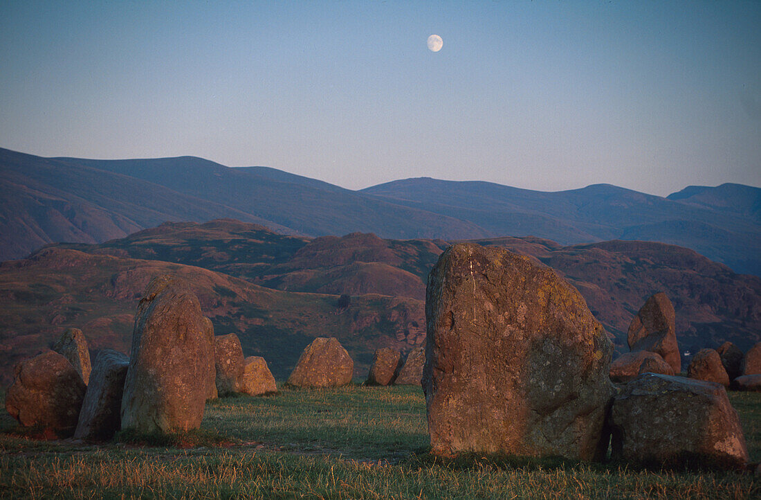 Steinkreis von Castlerigg bei Mondaufgang, Lake District, Cumbria, England, Grossbritannien, Europa