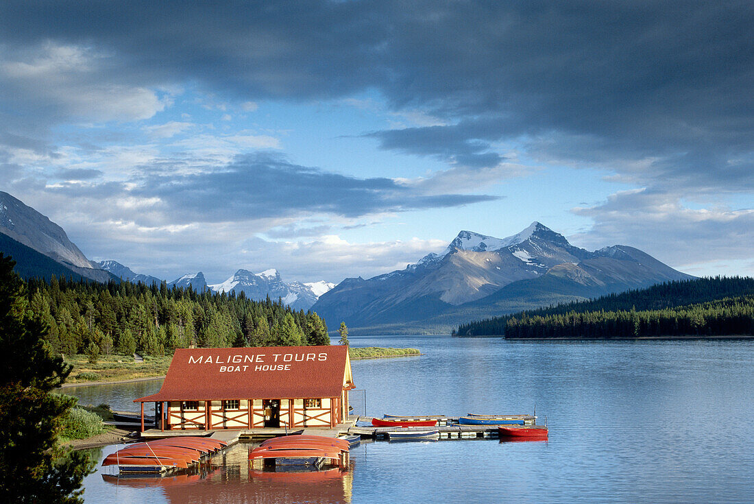 Bootshaus am Maligne See, Jasper Nationalpark, Rocky Mountains, Alberta, Kanada