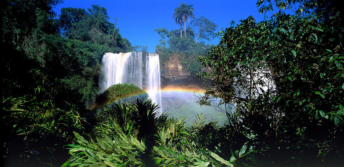 Iguazú Wasserfaelle mit Regenbogen Argentinien, Suedamerika