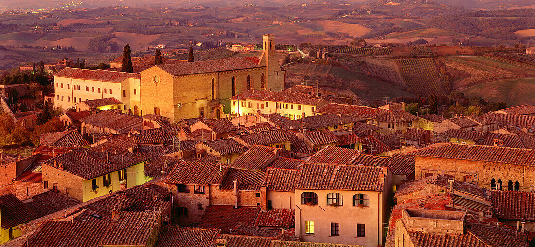 Panoramablick auf die Stadt im Überblick, Kirche Sant'Agostino, San Gimignano, Toskana, Italien